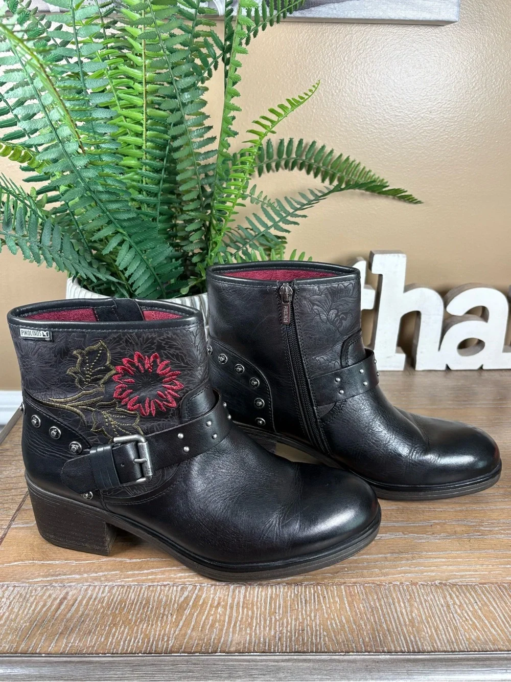 Pikolinos Lyon W6N ankle booties feature intricate red floral embroidery Sz 9.5
